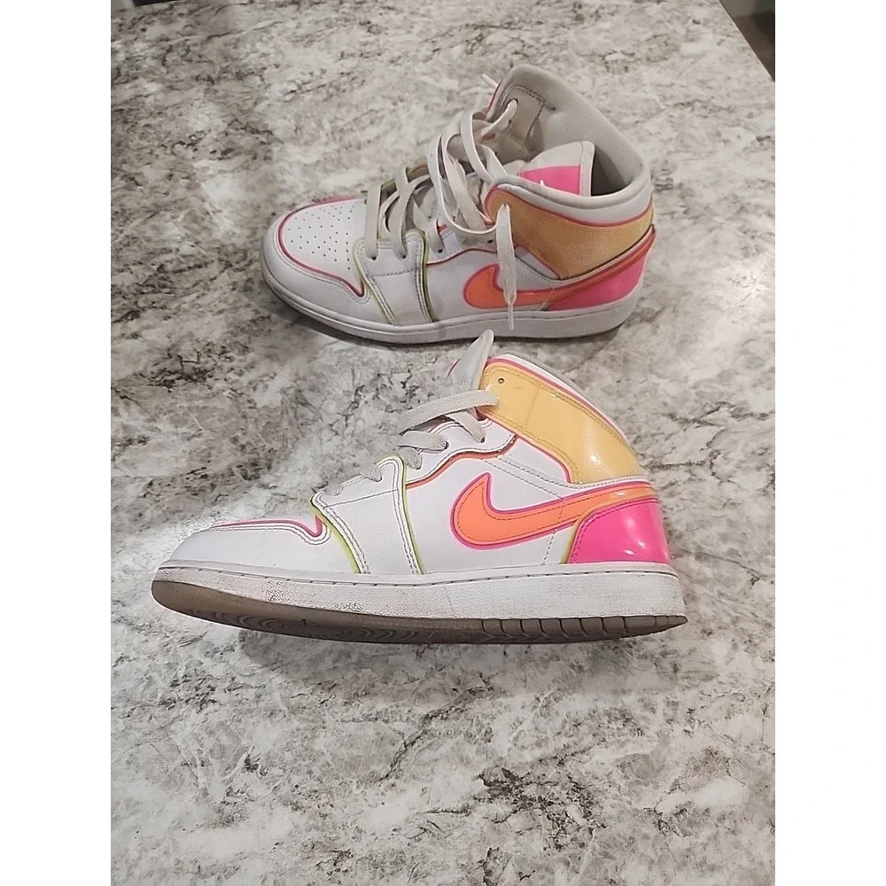 Nike Air Jordan 1 Mid GS Edge Glow White Pink Blast (CV4611-100) Size 5.5 Youth‎